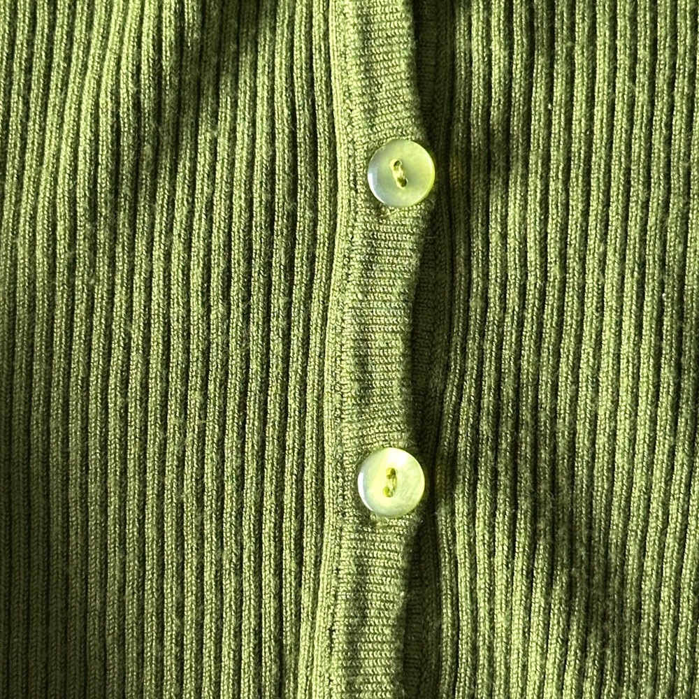 Green Ribbed Button-Up Cropped Cardigan - Picture 4 of 7